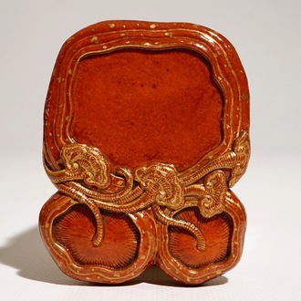 Une petite pierre à encre en rouge de corail et doré, marque de Qianlong, 18/19ème