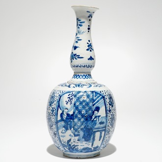 Een Delftse blauw-witte chinoiserie kalebasvaas, gemerkt, ca. 1700