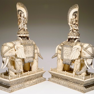 Une paire de grands groupes de Guanyin assise sur un éléphant en ivoire sculpté, 19ème