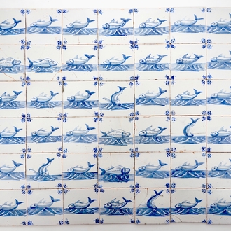 Un lot de 47 carreaux en faïence de Delft bleu et blanc aux monstres marins, ateliers de Pulinckx, Bruges, 18ème