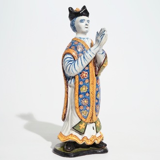 Un grand modèle d'un prêtre en faïence de Delft polychrome, 18ème