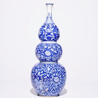 Un grand vase triple gourde en porcelaine de Chine bleu et blanc, Kangxi