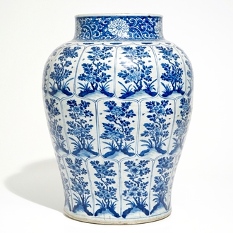 Un grand vase de forme balustre en porcelaine de Chine bleu et blanc, Kangxi