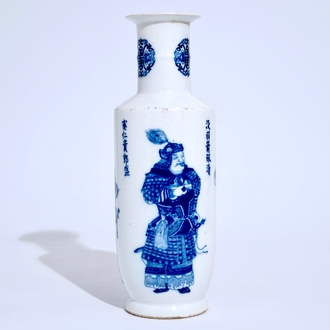Een Chinese blauw-witte rouleau vaas met "Wu Shuang Pu" decor, 19/20e eeuw