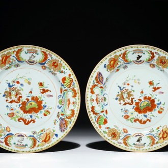 Een paar Chinese famille rose export “Pompadour” borden, ca. 1745