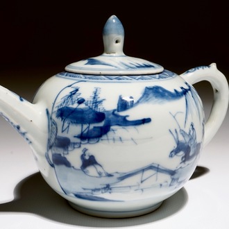 Une théière en porcelaine de Chine bleu et blanc à décor d'un sage, Kangxi