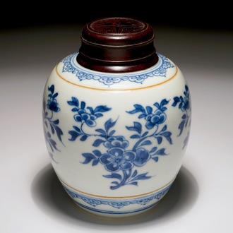Un pot à gingembre en porcelaine de Chine bleu et blanc à couvercle en bois, Kangxi