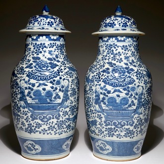 Een paar Chinese blauw-witte dekselvazen, 19e eeuw
