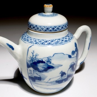 Une théière en porcelaine de Chine bleu et blanc à décor de paysages, Kangxi