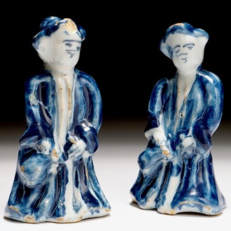 Une paire de figures miniatures en faïence de Delft bleu et blanc, 18ème