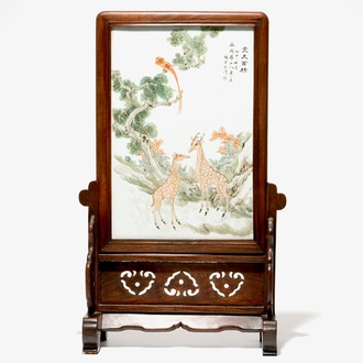 Un écran de table avec une plaque en porcelaine de Chine qianjiang cai, 19/20ème