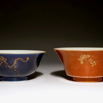 Deux bols en porcelaine de Chine à décor doré sur fond bleu poudre et rouge de corail, 18/19ème