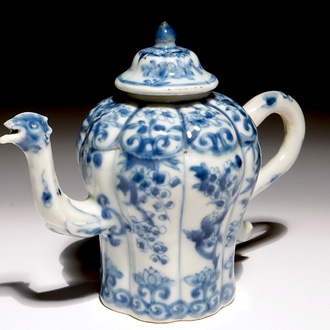 Een Chinese blauw-witte "feniks" theepot, Kangxi