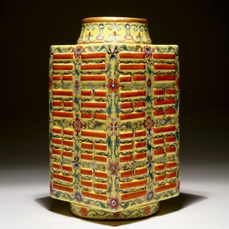 Un vase de forme cong aux trigrammes en porcelaine de Chine sur fond jaune, 19/20ème