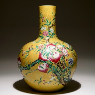 Un vase en porcelaine de Chine famille rose sur fond jaune foncé à décor de 9 pêches, 19/20ème