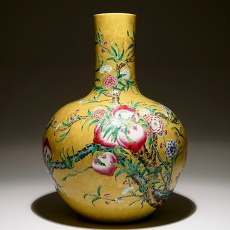 A Chinese famille rose tianqiuping bottle vase with 9 peaches design on a dark yellow ground, 19/20th C.