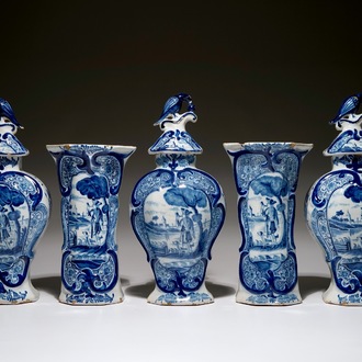 Une garniture de cinq vases en faïence de Delft bleu et blanc, 19ème