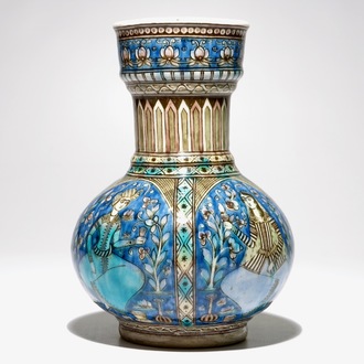 Un vase de forme bouteille en céramique Qajar, Iran, 19ème