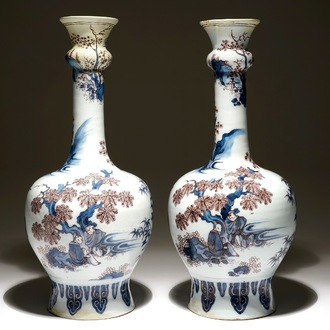 Een paar grote Delftse chinoiserie knobbelvazen in blauw-wit en mangaan, 17e eeuw