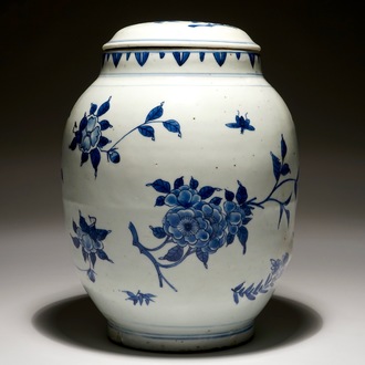 Een Chinese blauw-witte eivormige dekselpot met floraal decor, Transitie periode, Chongzhen