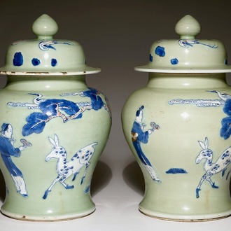 Une paire de vases couverts en porcelaine de Chine à fond céladon, Kangxi
