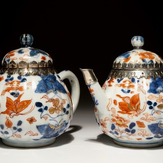 Une paire de théières en porcelaine de Chine de style Imari monté d'argent, Kangxi