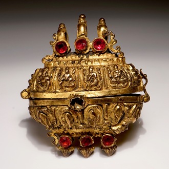 Une boîte d'amulette en bronze doré incrusté de verre colorié, Inde, 18ème