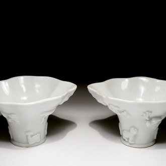 Een paar blanc de Chine libation cups met reliëfdecor, Kangxi