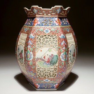 A reticulated Chinese famille rose lantern, 19/20th C.