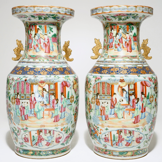 Une paire de vases en porcelaine de Chine famille rose, Canton, 19ème