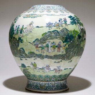 Un grand vase au paysage en porcelaine de Chine doucai, marque de Qianlong, 19/20ème
