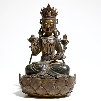 Een Chinese bronzen figuur van Bodhisattva met inscriptie en datering, Ming
