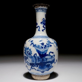 Un vase en porcelaine de Chine bleu et blanc monté en argent, Kangxi