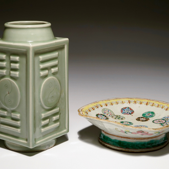 Een Chinese celadon cong vaas met trigrammen en een famille rose bowl, 19/20e eeuw