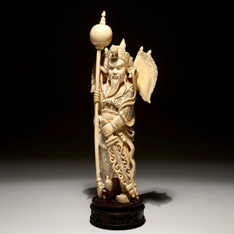 Une figure d'un guerrier en ivoire sur socle sculpté, Chine, fin du 19ème