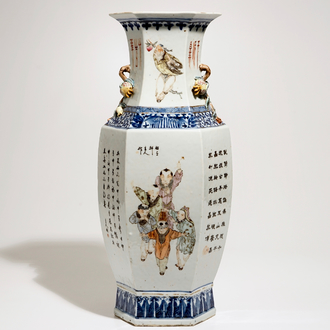Un vase hexagonal en porcelaine de Chine famille qianjiang cai, 19/20ème