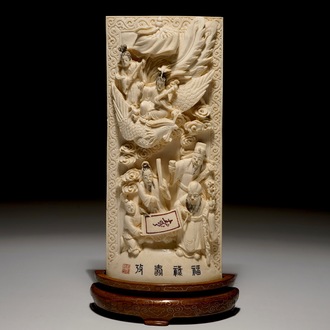 Une plaque aux immortels en ivoire sculpté sur socle en bois, Chine, 2ème quart du 20ème