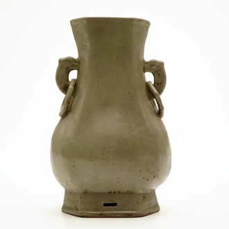 Un vase monochrome en porcelaine de Chine céladon, 19ème
