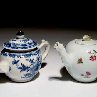 Deux théières en porcelaine de Chine famille rose et bleu et blanc, Qianlong