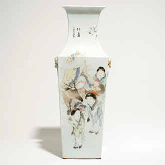 Un vase de forme carrée en porcelaine de Chine qianjiang cai signé Ma Qing Yun, 19/20ème