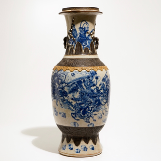 Een Chinese blauw-witte Nanking vaas met krijgers, 19e eeuw