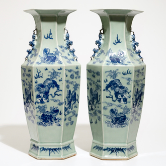 Une paire de vases hexagonaux en porcelaine de Chine bleu et blanc à décor de lions bouddhistes, 19ème