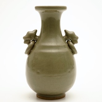 Un vase monochrome en porcelaine de Chine céladon, 19ème