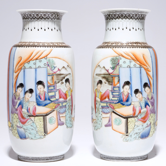 Une paire de vases en porcelaine de Chine famille rose coquille d'oeuf, République, 20ème