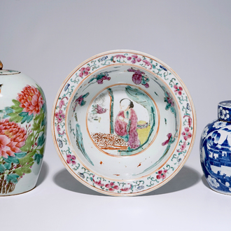 Un bassin et deux pots couverts en porcelaine de Chine famille rose et bleu et blanc, 19/20ème