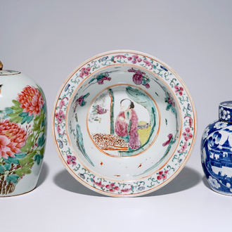 A Chinese famille rose basin and two covered jars, 19/20e eeuw