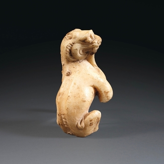 Une statuette fragmentaire d'un lion en marbre, Chine, Tang