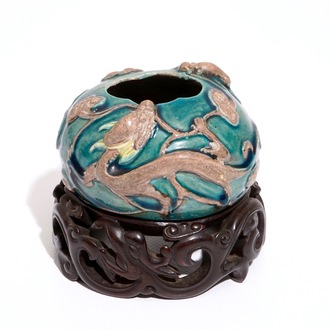 A Chinese turquoise and aubergine glazed brushwasher with applied dragons and lingzhi, 19/20th C.