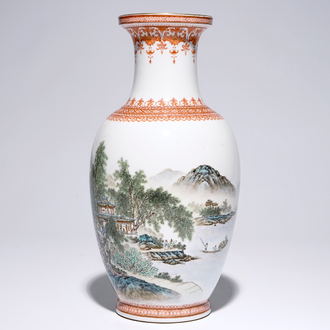 Un vase en porcelaine de Chine polychrome à décor de paysages et calligraphie, 20ème