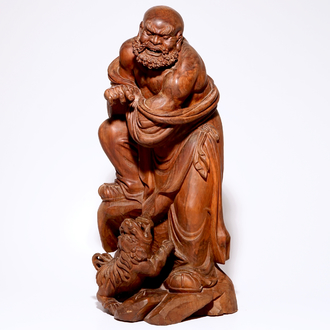 Une grande figure en bois sculpté de Daruma, Japon, 20ème